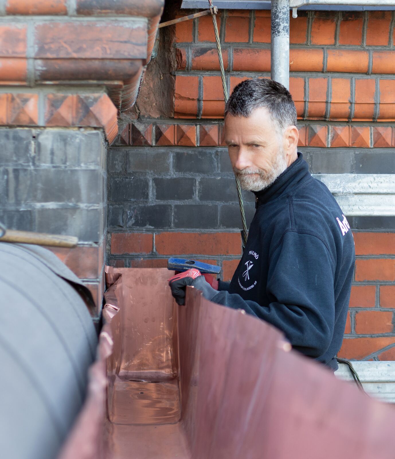 Kopparplåt montering vid tegelvägg