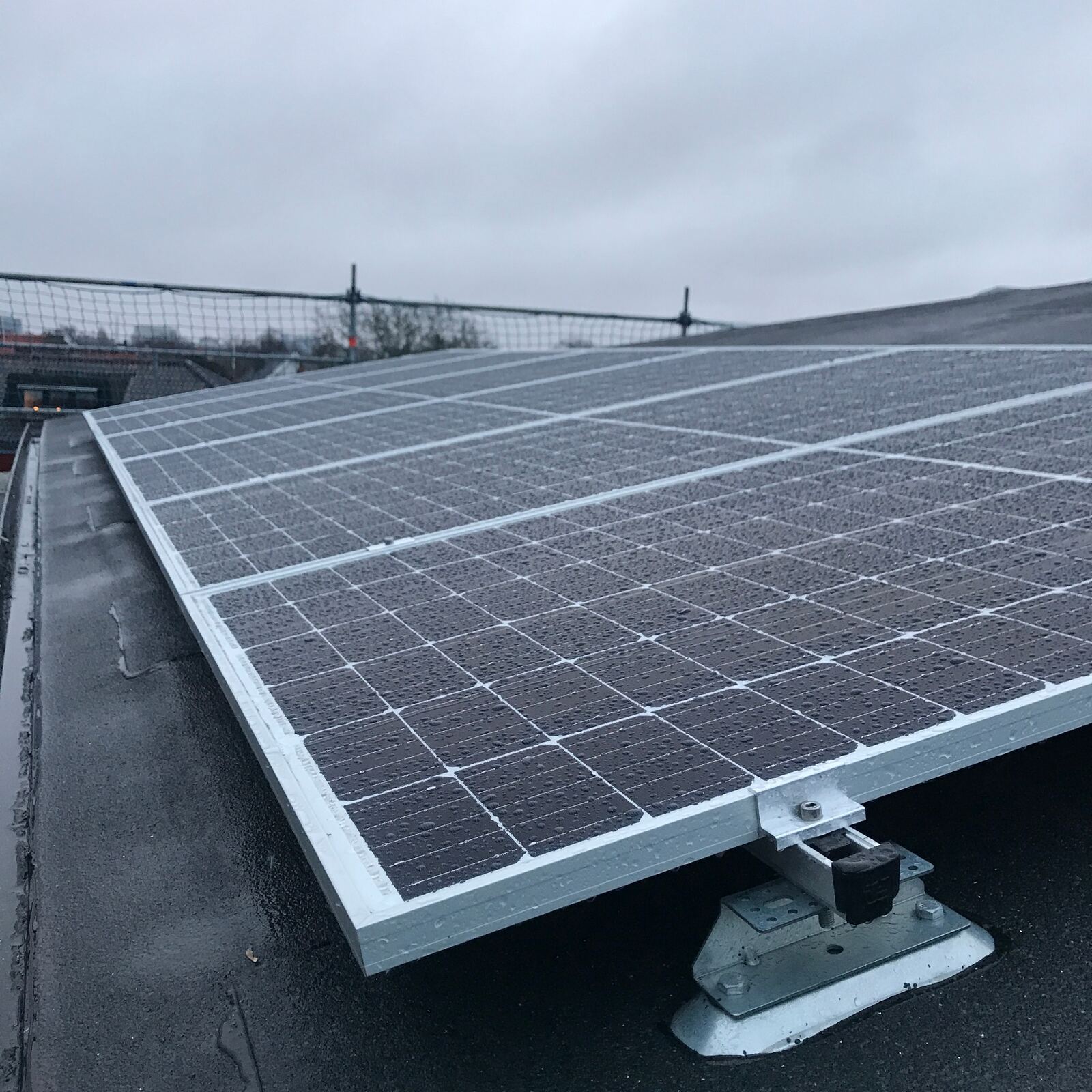 Solcellspaneler i regn