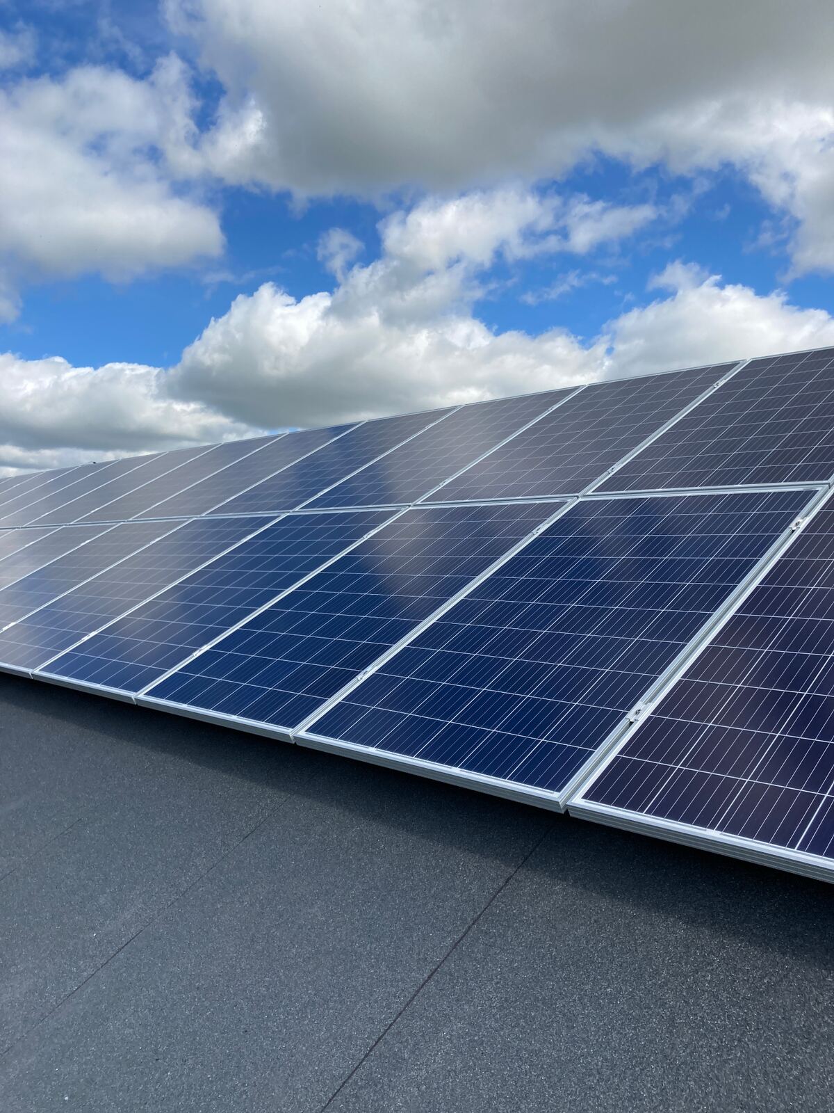 Solceller med blå himmel
